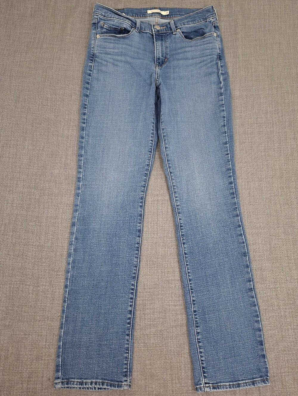 Levis Medium Wash Classic Straight Stretch Denim Jeans. 28 × 32